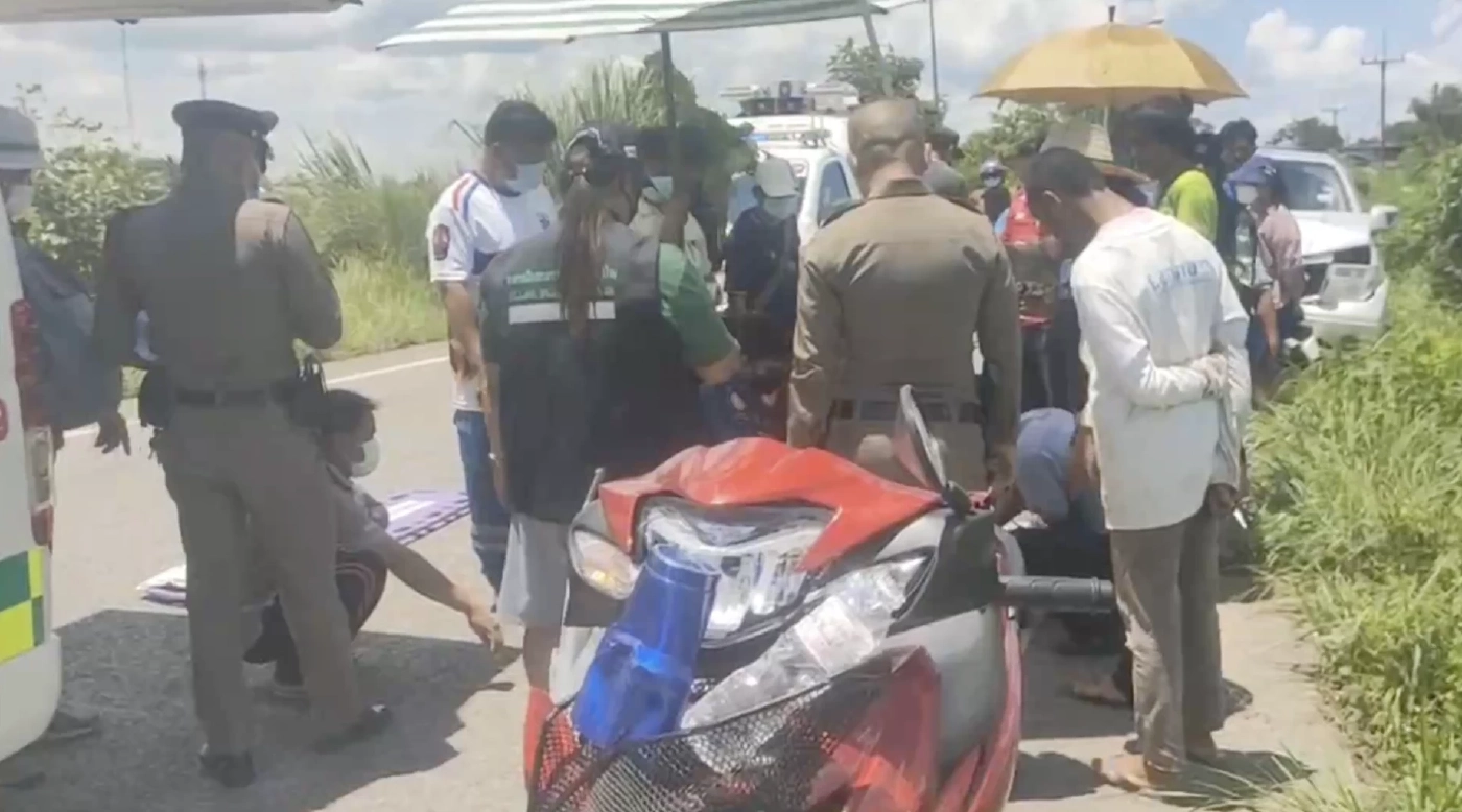 อุทาหรณ์ ! นักเรียน ม.2 ซิ่งจยย. ก้มหน้าเล่นมือถือ ชนปิกอัพดับสลด