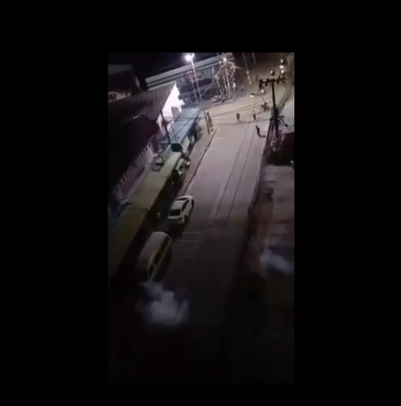 ตำรวจเร่งล่าวัยรุ่นยกพวกตีกันปาระเบิดดังสนั่นย่านสมุทรปราการ (มีคลิป)