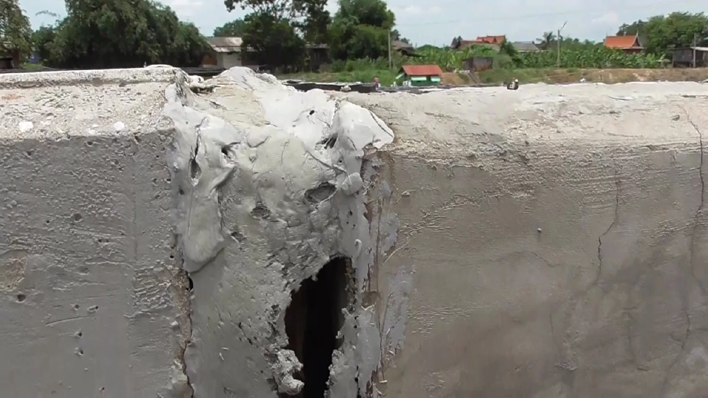 เขื่อนป้องกันน้ำท่วม จ.อ่างทอง พบสอดไส้ไม้อัด หวั่นกันน้ำไม่ได้