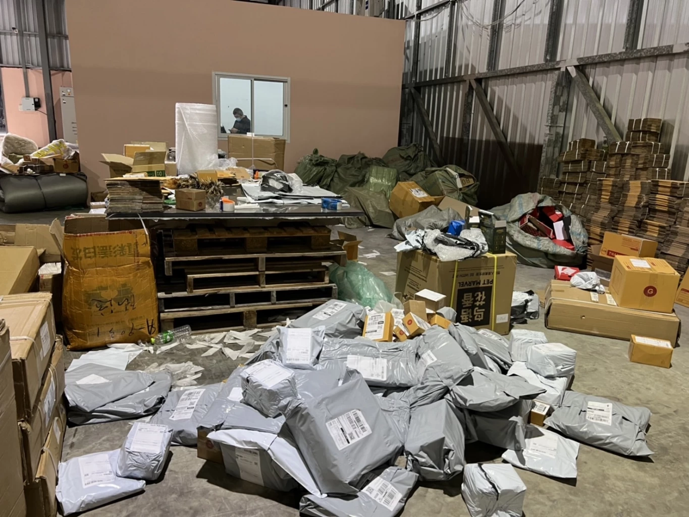 บช.น.บุกทลายโกดังพัดลมฮาตาริปลอม ขายบนโลกออนไลน์