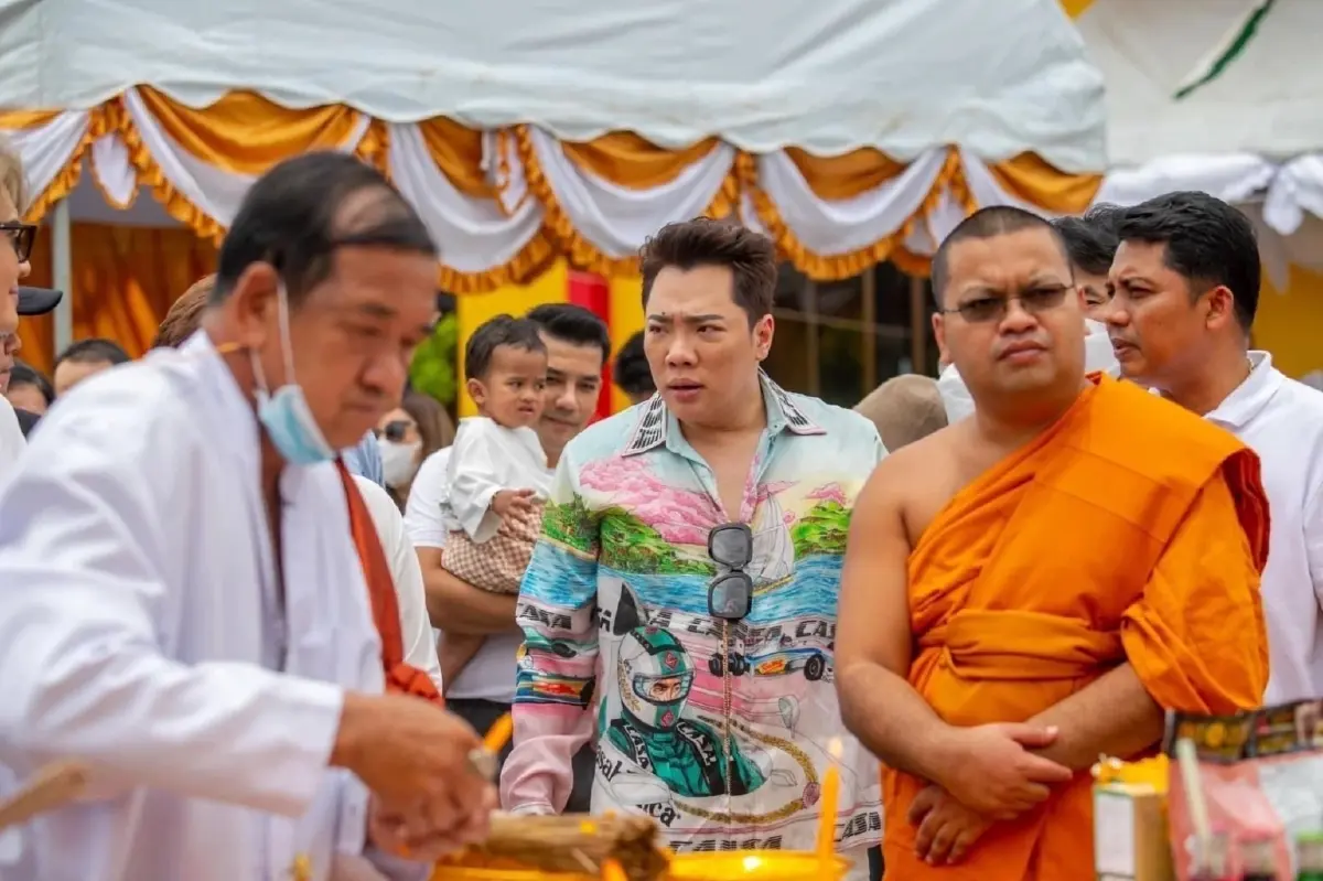 คอหวยแห่ส่องเลขธูป “มดดำ” เททองหล่อองค์พระอุปคุตเถระ