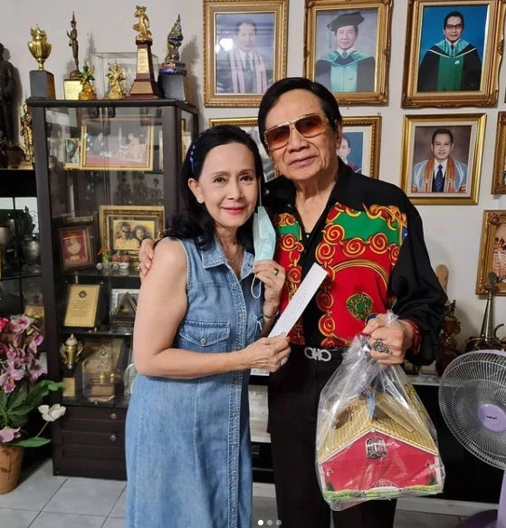 ย้อนภาพ “อรัญญา” อวยพรวันเกิด “สมบัติ เมทะนี” พระเอกคู่ขวัญวัยรุ่นยุค 70