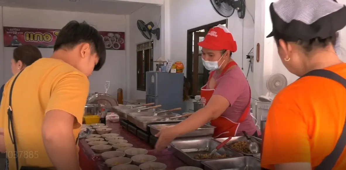 สวนพิษเศรษฐกิจ "ร้านข้าวแกง" ผุดไอเดียเมนูละ 10 บาท ตักไม่อั้น คนแห่กินเพียบ