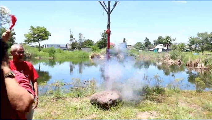 ครอบครัว พท. โคราช รวมพลจุดประทัด 888 ดอก ขับไล่ “ประยุทธ์ ออกไป”