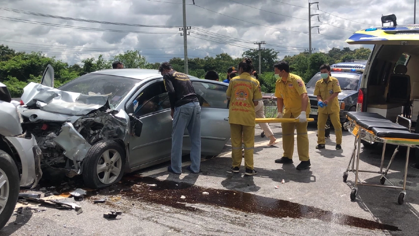 ชาวฝรั่งเศสขับรถแหกโค้งเสียหลักข้ามเลนชนประสานงารถกระบะดับยกคัน 3 ศพ