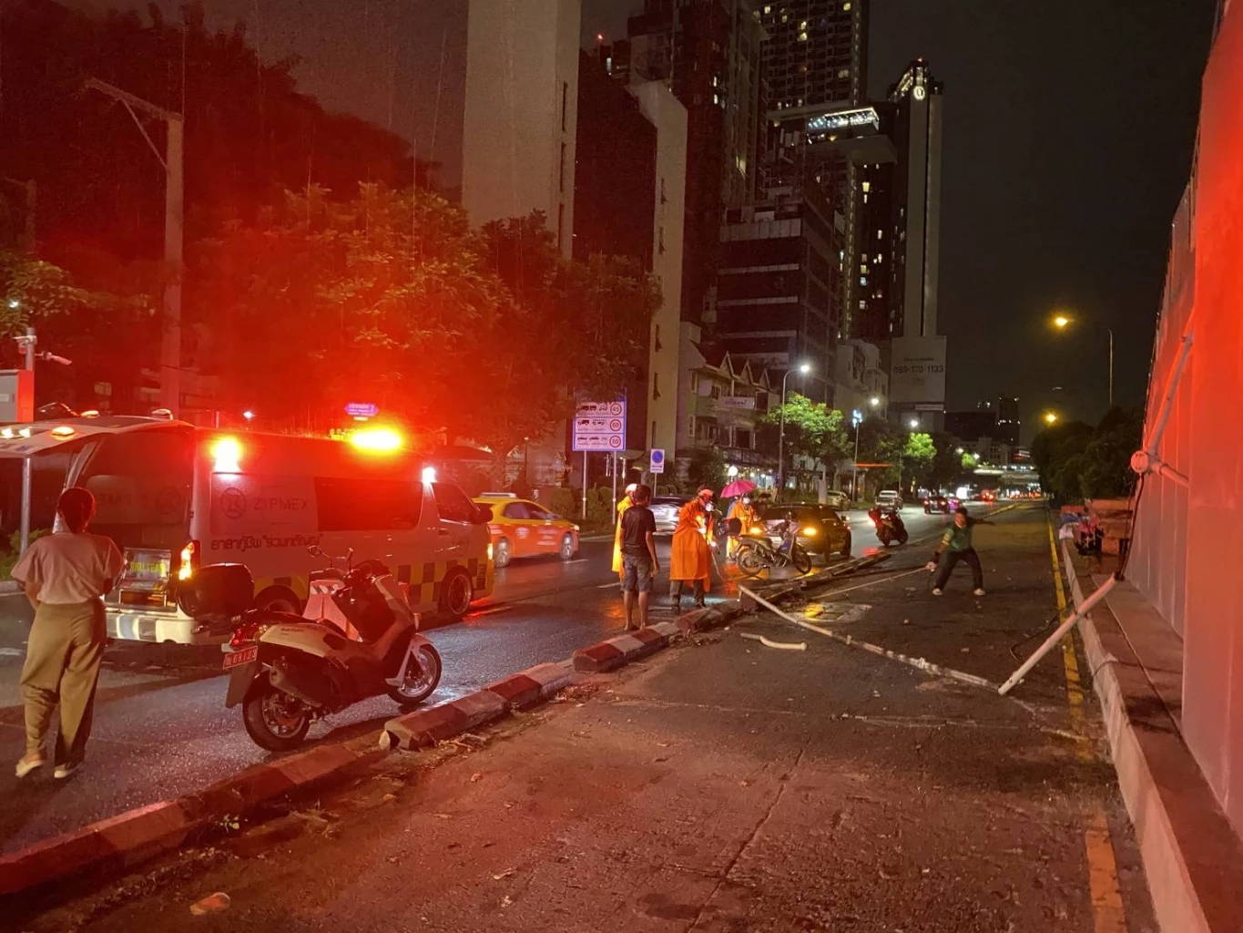 ความโชคร้ายบนถนนซ้ำซาก ท่อเหล็กร้อยสายไฟใต้สะพานลอย ร่วงใส่รถยนต์