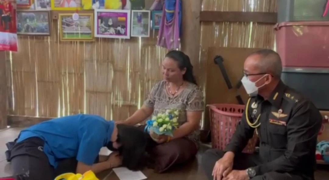 สุดซึ้งใจ! ครู-ทหาร สานฝันนักเรียนพาพบ “คุณแม่ป่วย” ในช่วงวันแม่แห่งชาติ