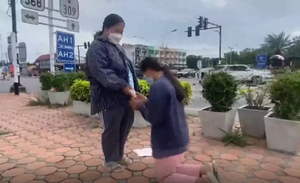 สุดประทับใจ ! สาวน้อยวัย 13 ปี กราบแม่กลางสี่แยกไฟแดง