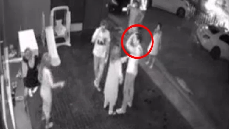 ภาพเหตุการณ์ขณะ เบลล์ มหาโชติเทวากุล ถูกอดีตสามีทำร้าย