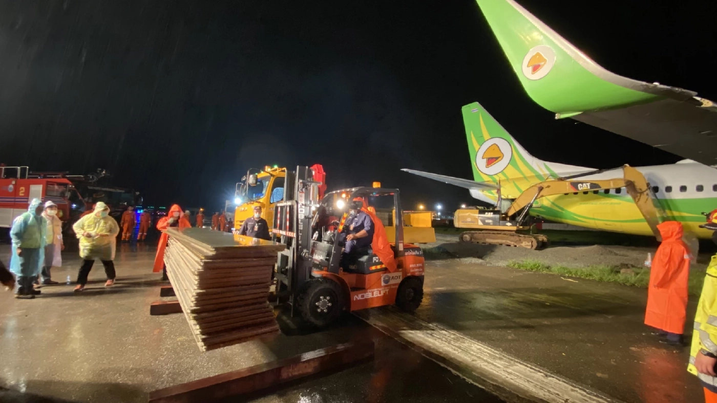 กองทัพอากาศ ส่งแผ่นเหล็ก-เจ้าหน้าที่ติดตั้ง เคลื่อนย้ายเครื่องบินนกแอร์