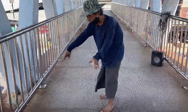 ฆ่าโหดหนุ่มเมียนมา ถูกแทงคว้านหน้าอกปาดคอสยองกลางสะพานลอย