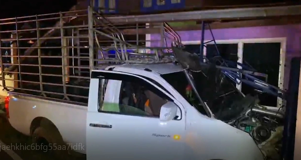 แก๊งโจ๋เหิมหนัก ขี่จยย.ขว้างระเบิดไล่ฟันกระบะคู่อริ  หนีตายชนรั้วพังยับ