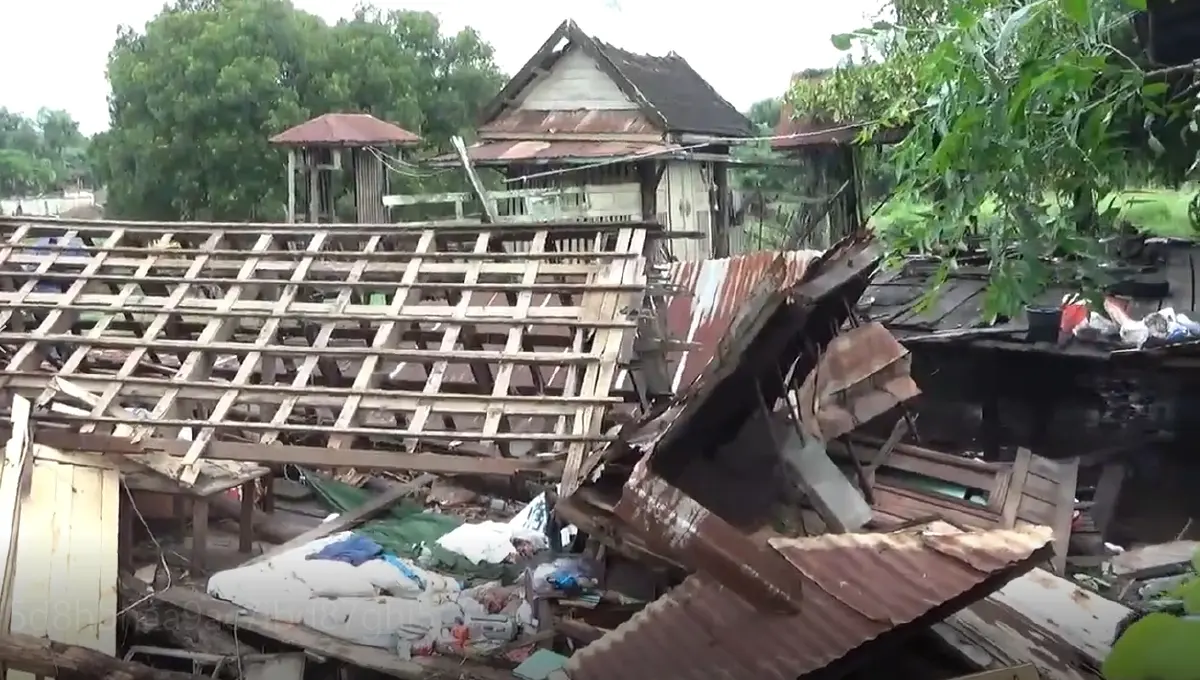 สลด ! ฝนถล่มบ้านเรือนไทยพัง แม่เฒ่าพิการวัย 88 เสียชีวิตในบ้านเพียงลำพัง