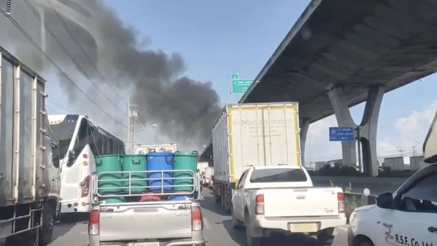 ไฟไหม้ร้านขายของริมถนนบางนาตราด กม.36 คาดไฟฟ้าลัดวงจร