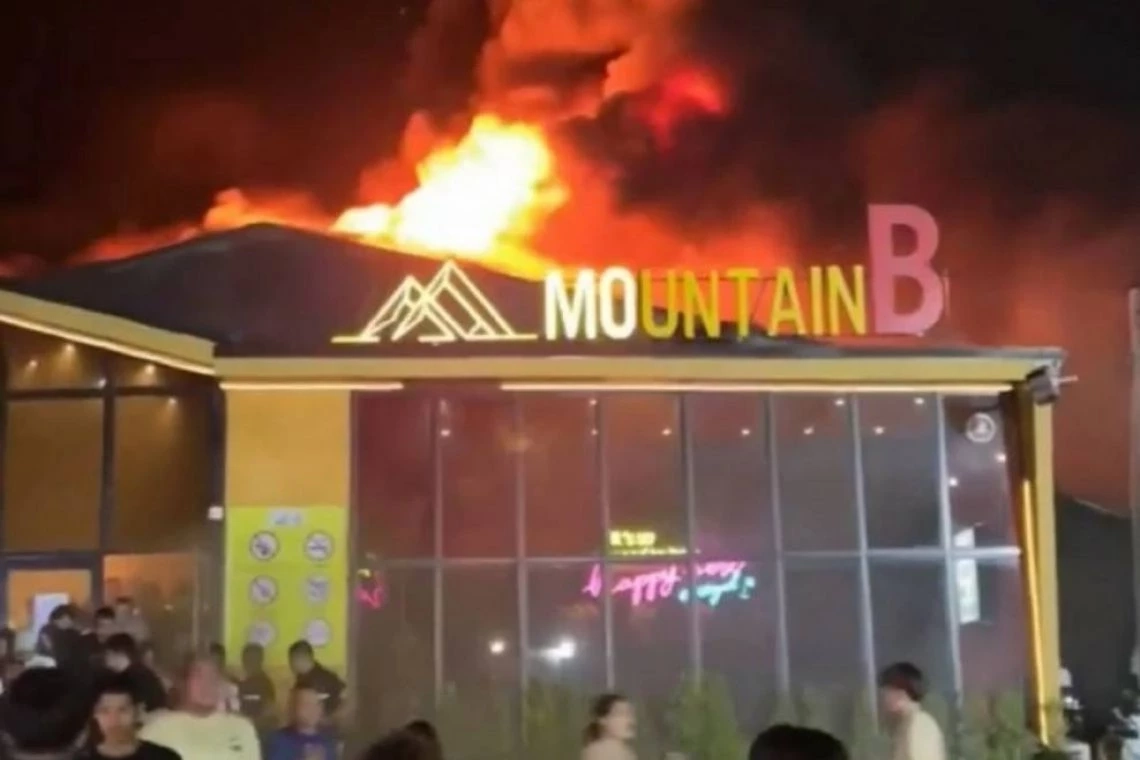 สมศักดิ์ มอบเงินช่วยญาติ 19 เหยื่อไฟไหม้ Mountain B พร้อมเล็งทำเป็นคดีพิเศษ