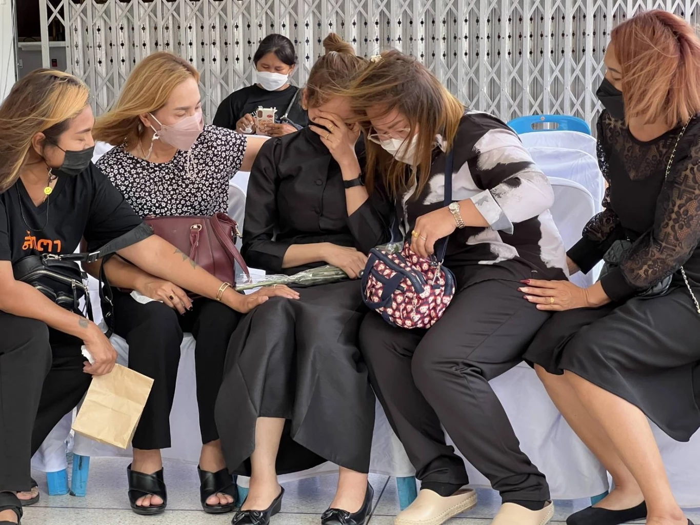 เผาแล้วร่างเหยื่อ Mountain B วัย 17 เพื่อนร้องเพลงส่งครั้งสุดท้าย (มีคลิป)