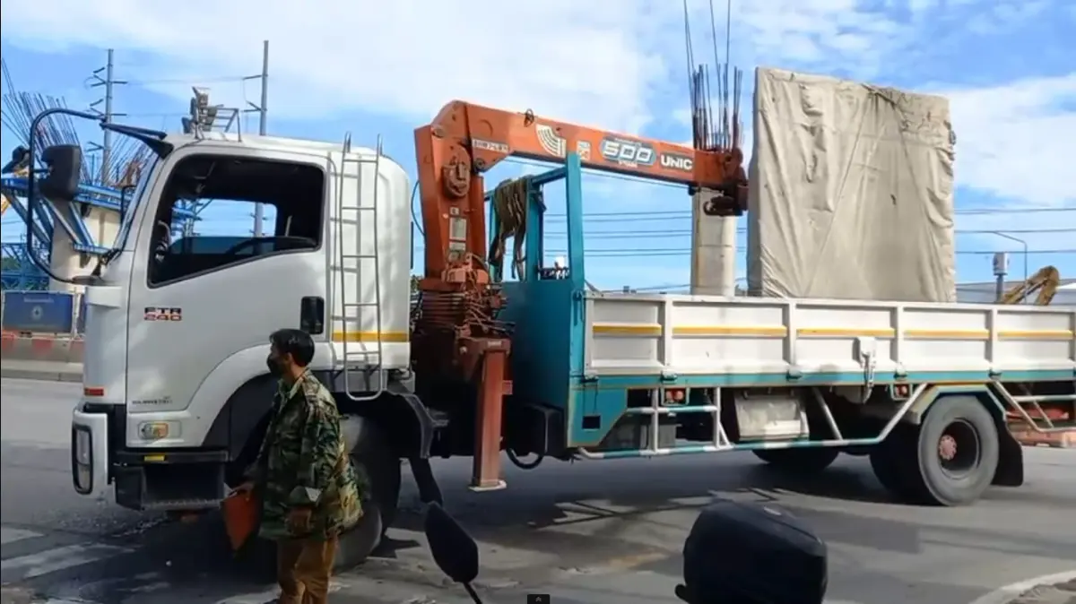 สลด บรรทุก 6 ล้อเลี้ยวทับยายปั่นจักรยาน หวิดขาขาด