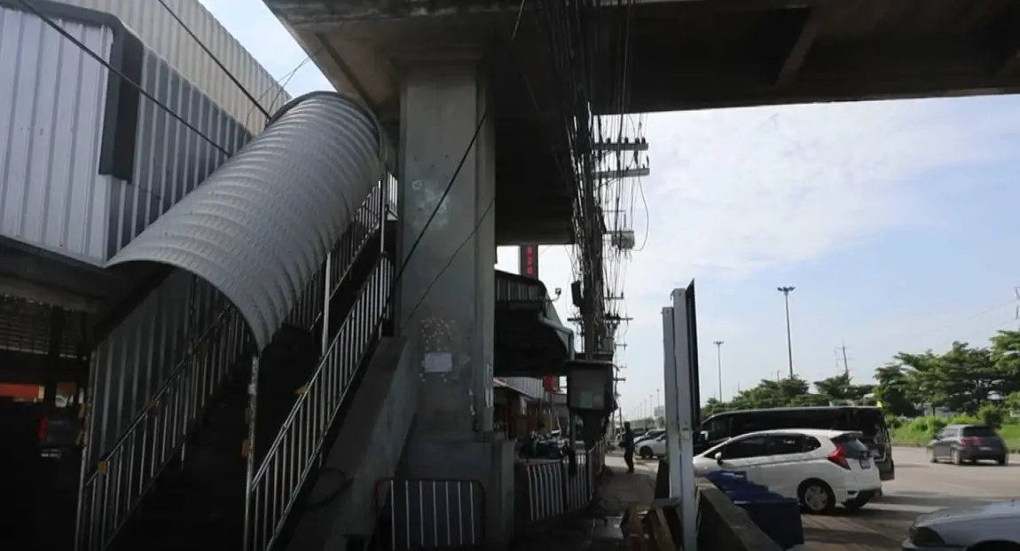จบดราม่า ! รื้อแล้ว "วิมานสะพานลอย" หลังชาวบ้านโวยเดือดร้อน กลัวอันตราย