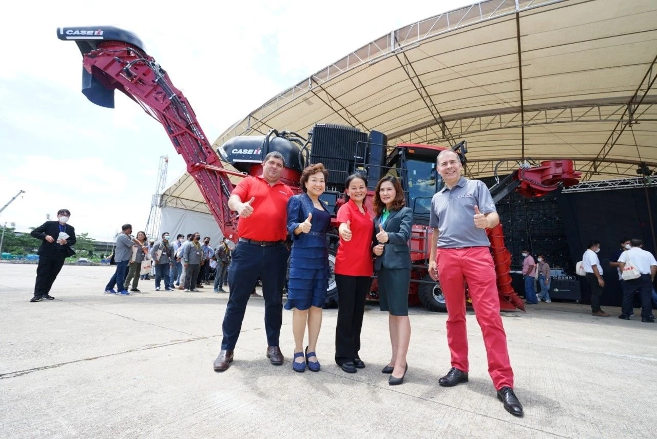 สุดยอดนวัตกรรมเพื่อเพิ่มผลผลิต "รถตัดอ้อย"เปิดตัวครั้งแรกในเมืองไทย