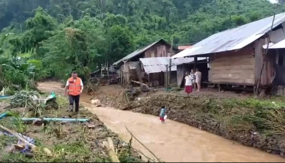 พายุ "หมาอ๊อน" ถล่ม "ห้วยเสือเฒ่า" แหล่งท่องเที่ยวกะเหรี่ยงคอยาวชื่อดัง