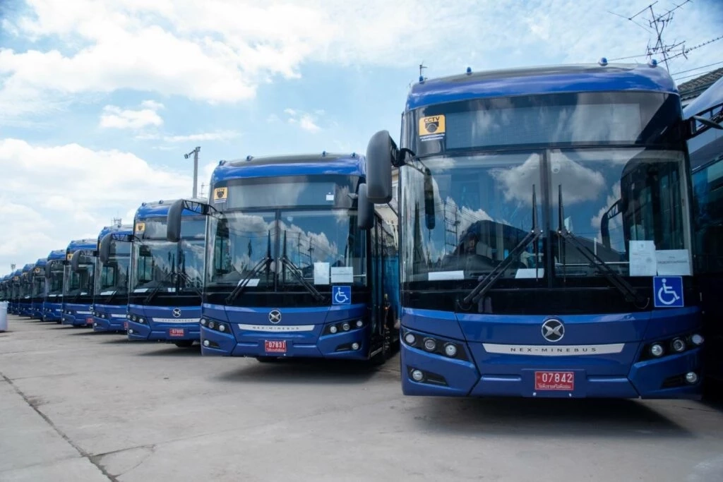 รับน้องวันแรก รถเมล์สาย 8 โฉมใหม่ประเดิมวิ่งชนรถยูโรส้มกระจกแตก