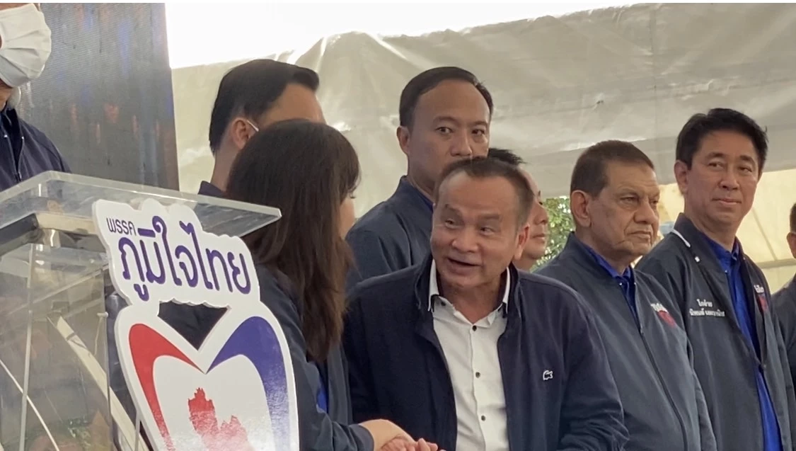 อารี ไกรนรา  ส.ส.บัญชีรายชื่อพรรคเพื่อชาติ ขึ้นปรากฎตัวบนเวทีพรรคภูมิใจไทย เมื่อวันที่ 13 ส.ค.ที่ผ่านมา