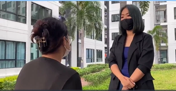 น.ส.หญิง นศ.ผู้เสียหายเหยื่อนายเฟียส (หันหลัง)