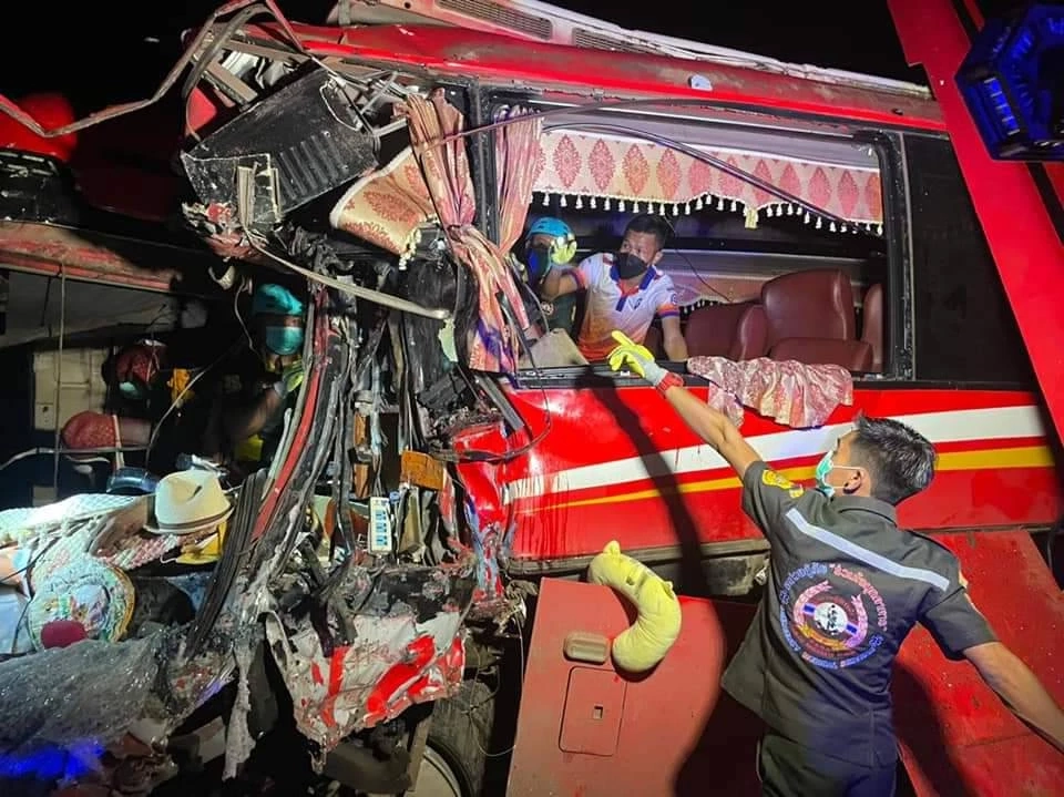 จนท.กู้ภัยนำร่างผู้เสียชีวิตจากอุบัติเหตุที่ลาวกลับไทยแล้ว