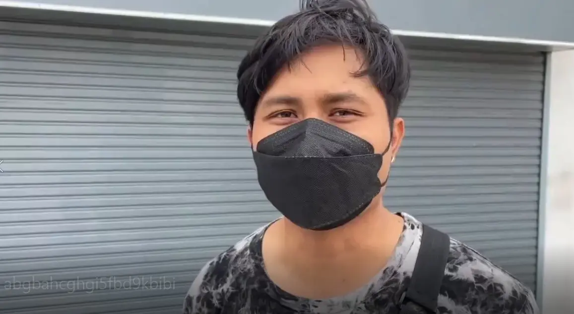 เตือนภัย ! หนุ่มกินหมูปิ้ง เคี้ยวเจอใบคัตเตอร์ เลือดท่วมปาก