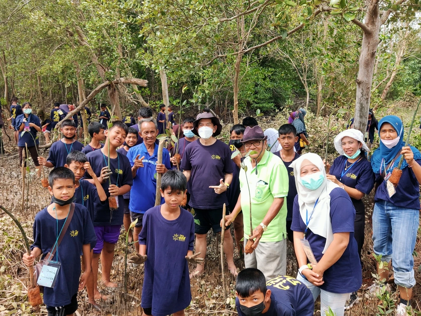 ลุงทวี ทำเผือก และลุงเฉม ลูกบัว เป็นผู้นำชุมชน ที่บุกเบิกทำค่ายเยาวชนร่วมกับชุมชน