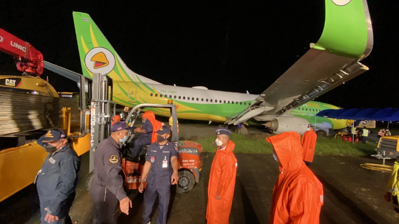 กองทัพอากาศ ส่งแผ่นเหล็ก-เจ้าหน้าที่ติดตั้ง เคลื่อนย้ายเครื่องบินนกแอร์