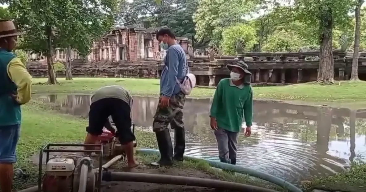 น้ำท่วม “ปราสาทหินพิมาย” จนท.เร่งสูบน้ำออก หวั่นโบราณสถานพังเสียหาย
