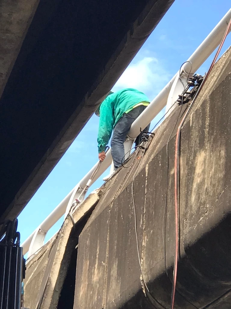 แฉซ้ำอีก ! เสาไฟล้มกลาง ถ.พระราม 2 จุดเดียวกับคลิปดังเกือบ 20 ปี