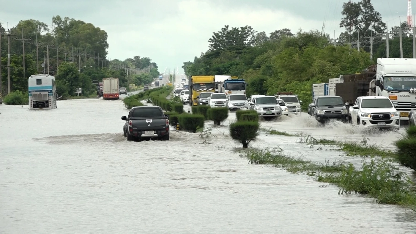 ฝนตกหนักทั้งคืน น้ำท่วมถนนมิตรภาพ รถทัวร์น้ำเข้าท่อดับหลายคัน