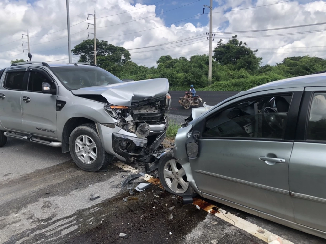 ชาวฝรั่งเศสขับรถแหกโค้งเสียหลักข้ามเลนชนประสานงารถกระบะดับยกคัน 3 ศพ