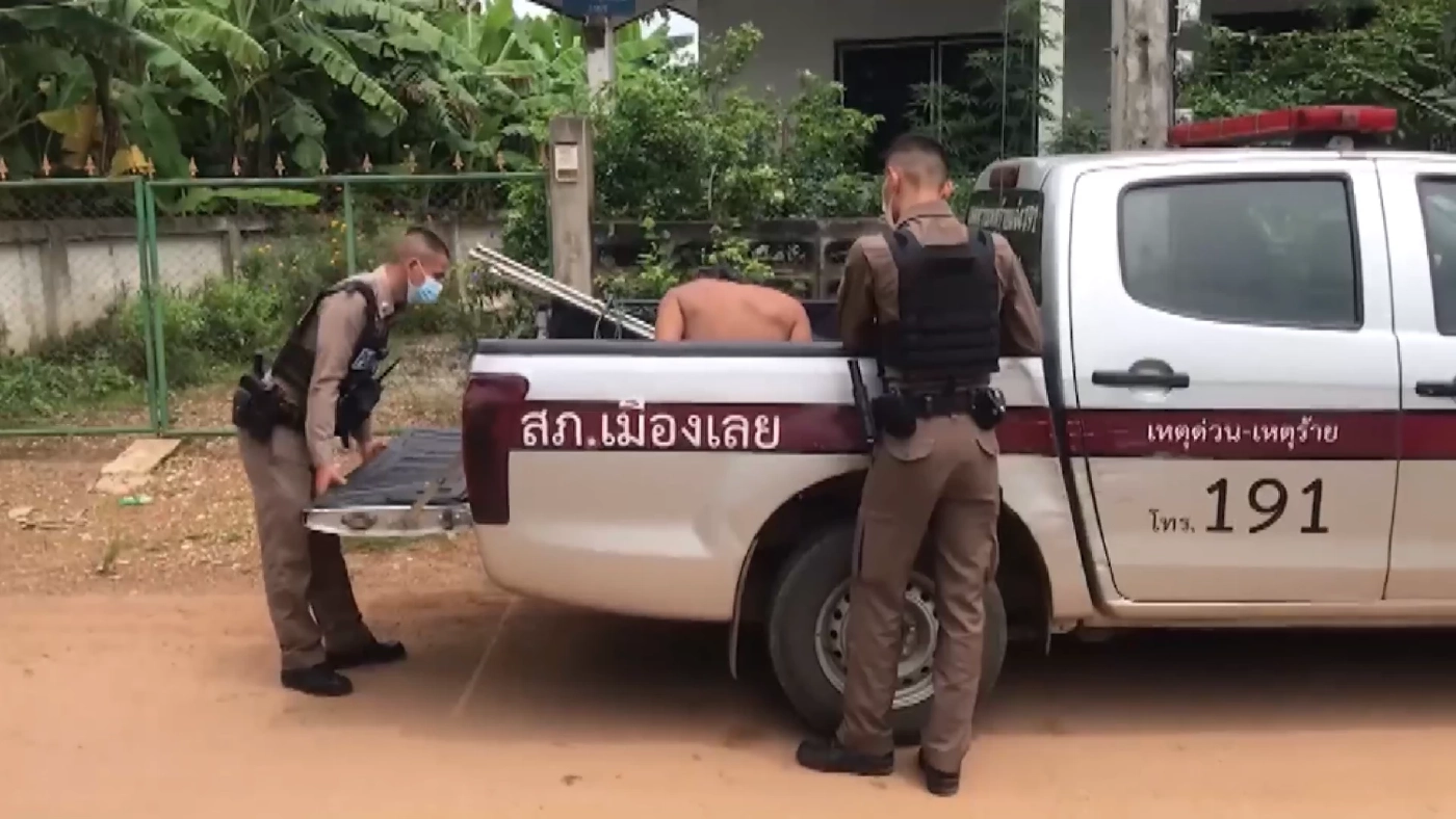 ตร.สยบชายคลั่งถือมีดจะทำร้ายชาวบ้าน ค้นห้องเจอมีด-ระเบิดเพียบ