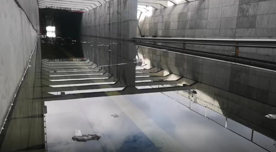 เปิดภาพ “อุโมงค์บางซื่อ” เสร็จเกือบ 2 ปี ไม่เปิดใช้ น้ำท่วมขัง - ขยะเพียบ