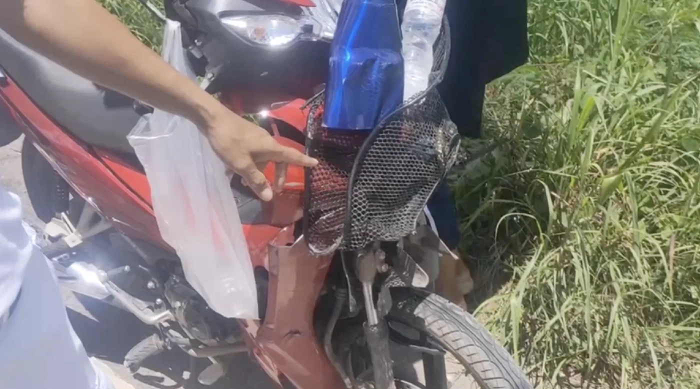 อุทาหรณ์ ! นักเรียน ม.2 ซิ่งจยย. ก้มหน้าเล่นมือถือ ชนปิกอัพดับสลด