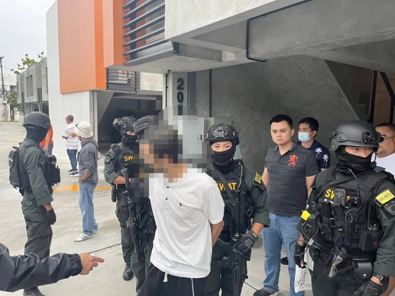 สืบภ.2รวบ"บังซีน"หลังก่อเหตุอ้างเป็นตร.ควงปืน-ยกพวกปล้นอนาจารสาว