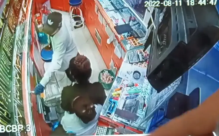 อุกอาจ โจรบุกเดี่ยวจี้ชิงทองในห้างดังบ้านโป่ง กวาดทอง 26 บาทหลบหนี