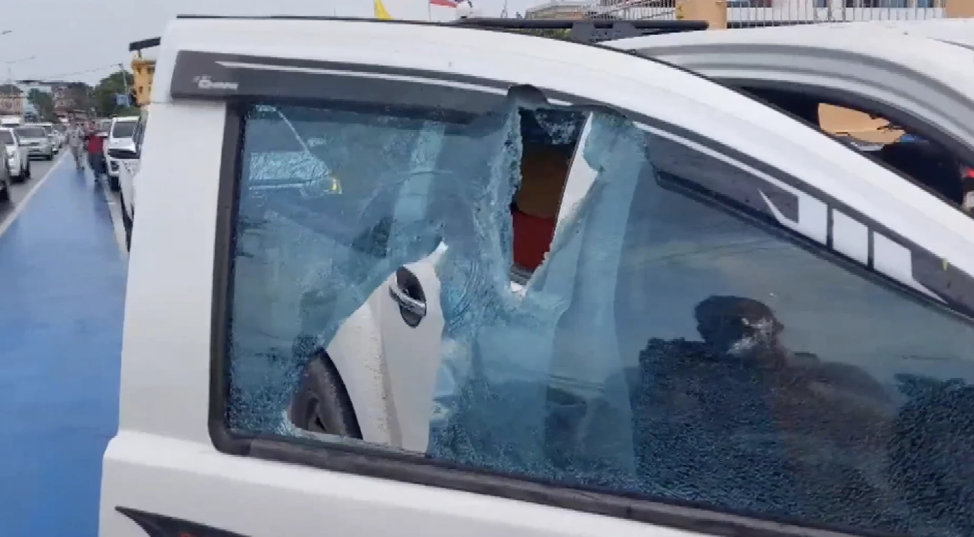 มือป่วนนับร้อย ดักปาหินขบวนคาร์ม็อบขับไล่ ประยุทธ์ ในชลบุรี พังยับหลายคัน