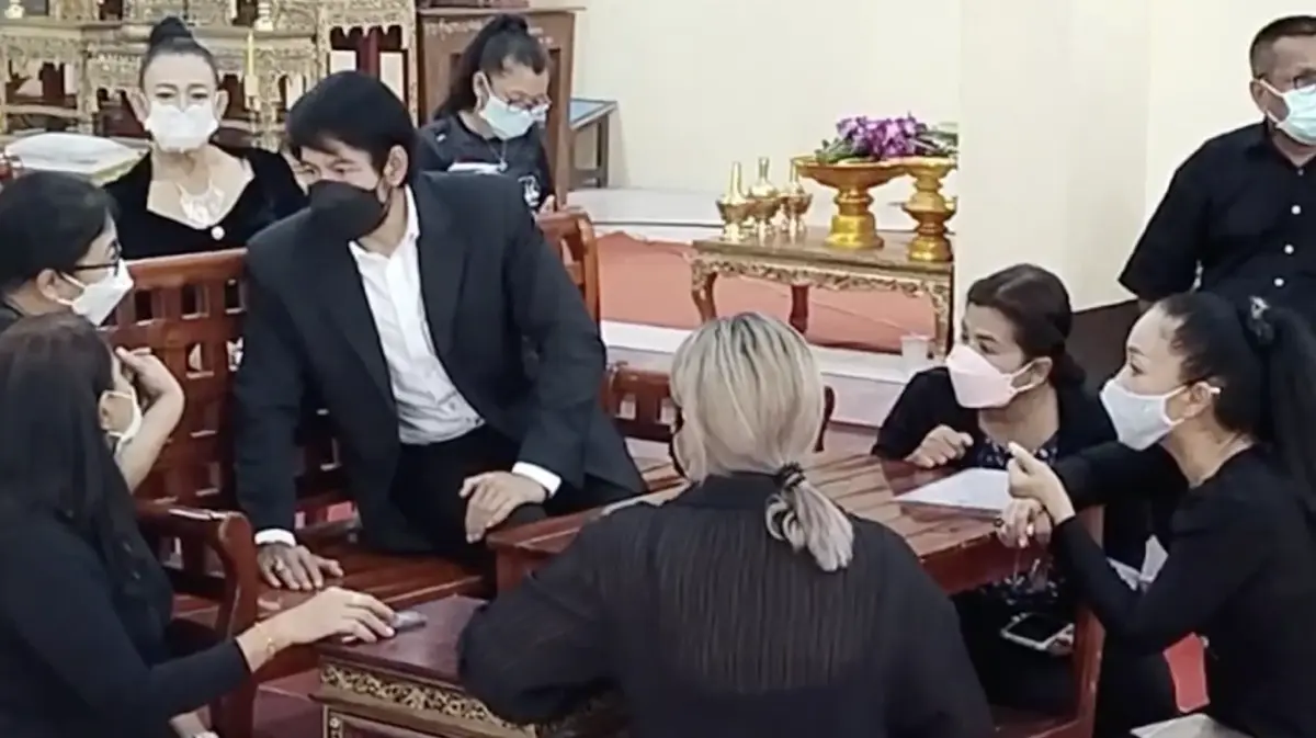บิณฑ์ บรรลือฤทธิ์ เป็นประธานรดน้ำศพ "ยอด นครนายก" ศิลปินตลกร่วมพิธีคับคั่ง