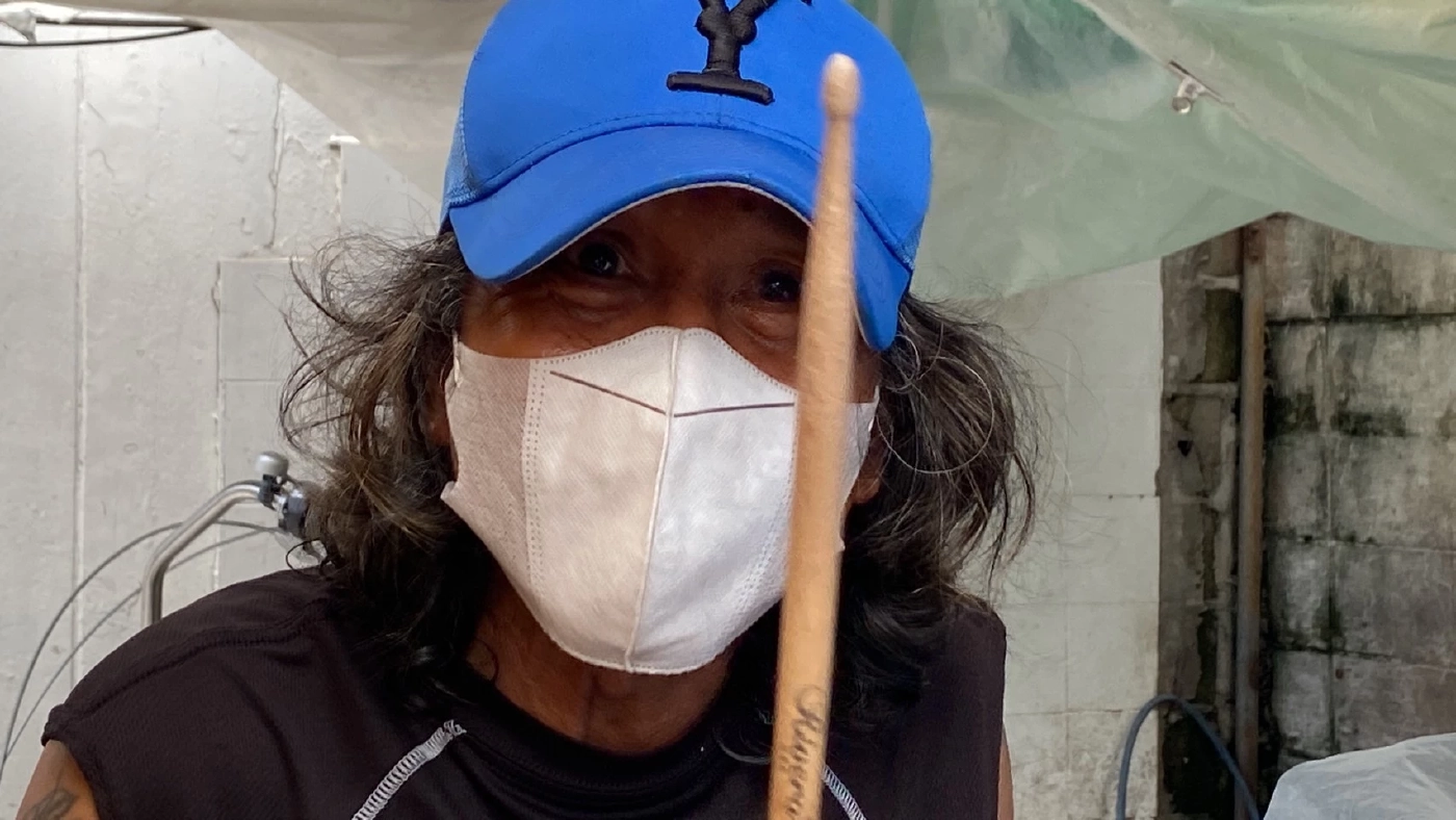 ลุงวัย 61 ปี สู้ชีวิตตีกลองขายเสื้อผ้ามือ2 สร้างจุดเด่นหารายได้เลี้ยงชีพ