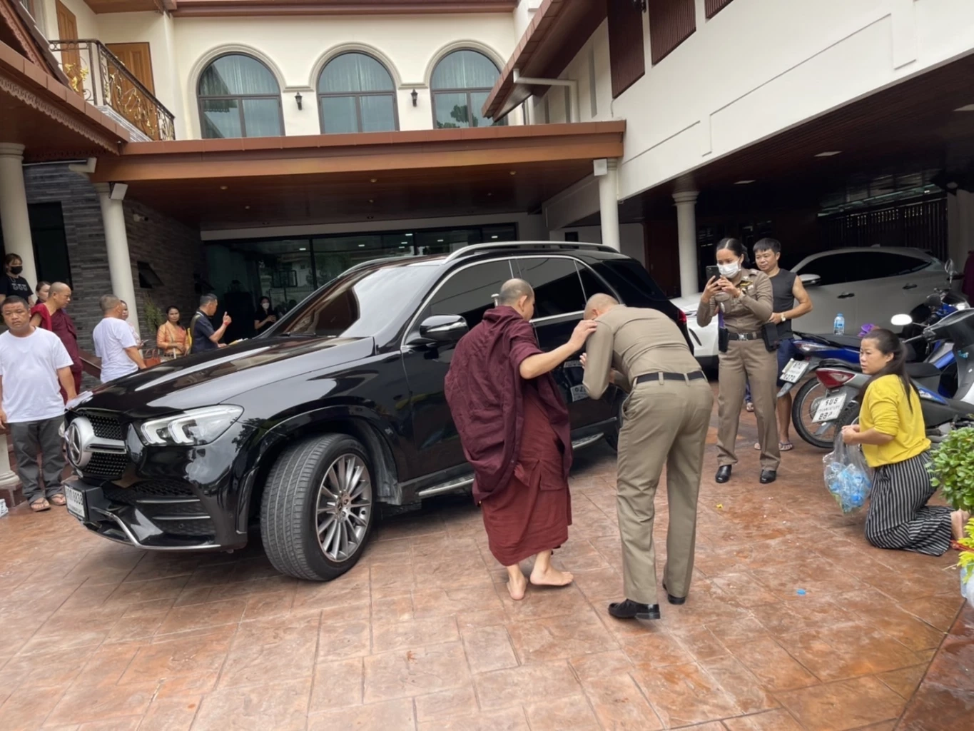 ครูบาบุญชุ่ม กลับเชียงรายแล้ว หลังหายอาพาธ ขอนั่งรถกลับเพื่อโปรดญาติโยม