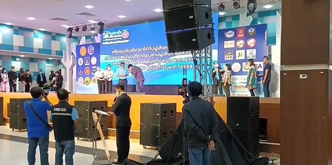 สมศักดิ์ มอบเงินช่วยญาติ 19 เหยื่อไฟไหม้ Mountain B พร้อมเล็งทำเป็นคดีพิเศษ