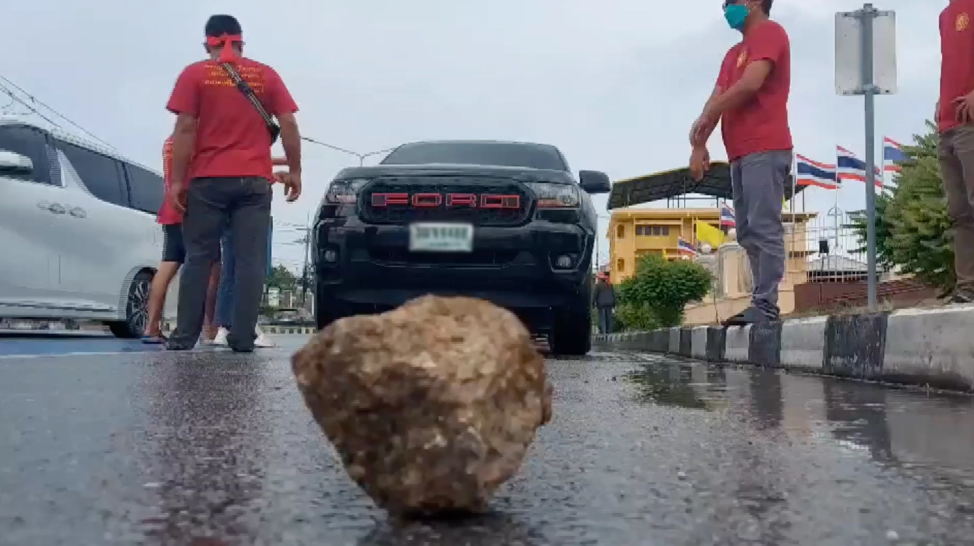 มือป่วนนับร้อย ดักปาหินขบวนคาร์ม็อบขับไล่ ประยุทธ์ ในชลบุรี พังยับหลายคัน