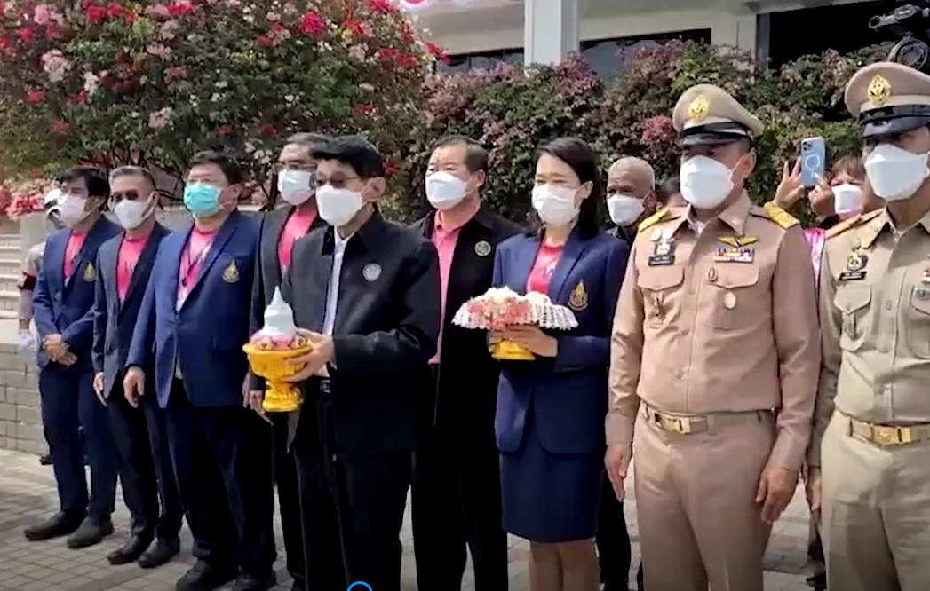 “รองวิษณุ” นำชาวสงขลานับพัน ทำพิธีบรรจุอัฐิ พล.อ.เปรม รัฐบุรุษ 2 แผ่นดิน