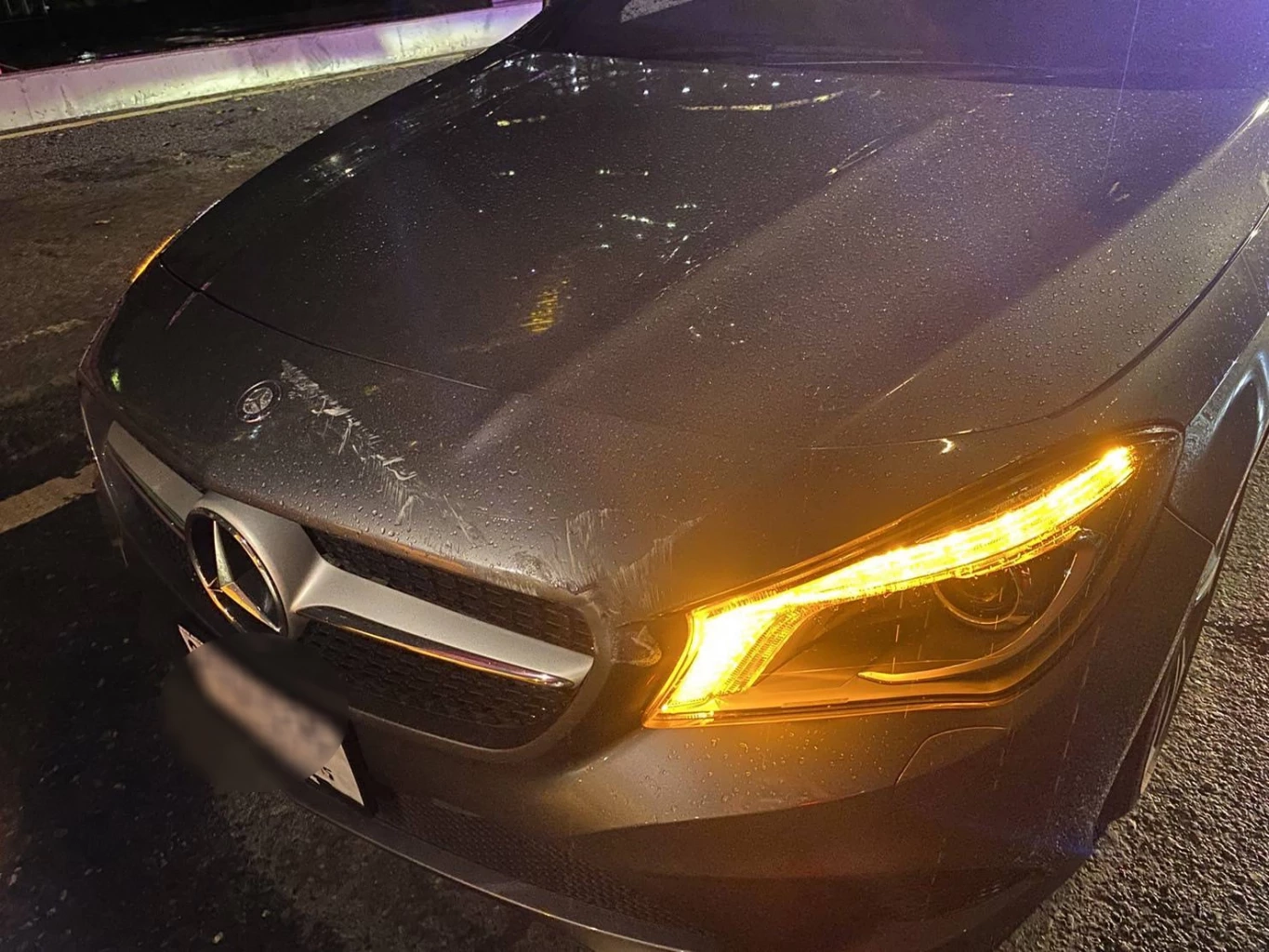 ความโชคร้ายบนถนนซ้ำซาก ท่อเหล็กร้อยสายไฟใต้สะพานลอย ร่วงใส่รถยนต์