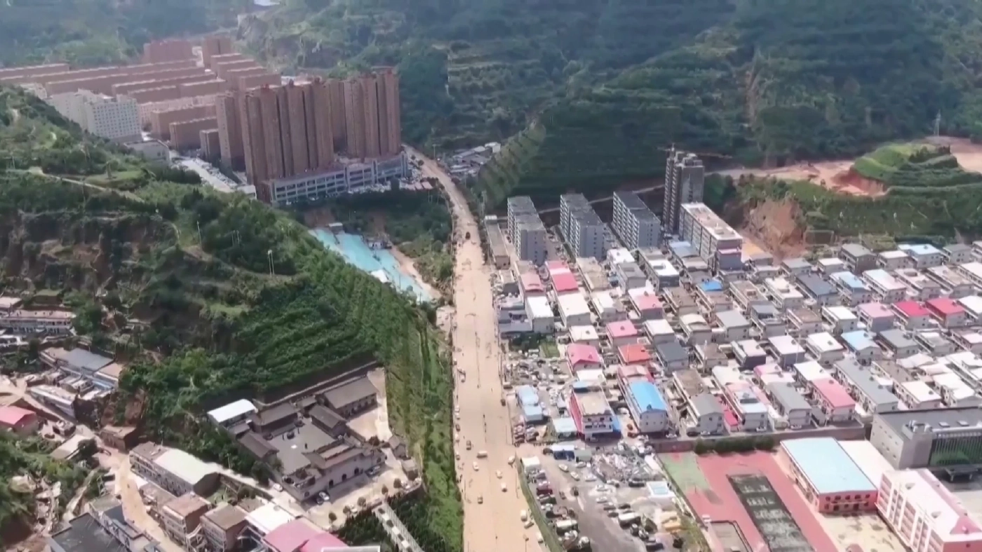 น้ำท่วมฉับพลันในจีนซัดรถยนต์ลอยไปตามน้ำเชี่ยว