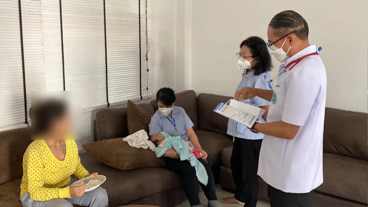 สามียกเขย่าลูกน้อยวัย 24 วัน ทำให้ภรรยาถ่ายคลิปเพื่อขอความช่วยเหลือ